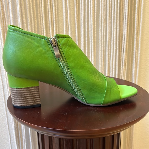 Like new Gorgeous Lime Green Sandals with Stacked Heel - Picture 4 of 7